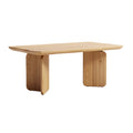 “Moderne Eettafel van Hout met Minimalistisch Ontwerp en Geprofileerde Poten”