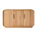 Moderne houten kast met drie deuren en geribbelde afwerking
