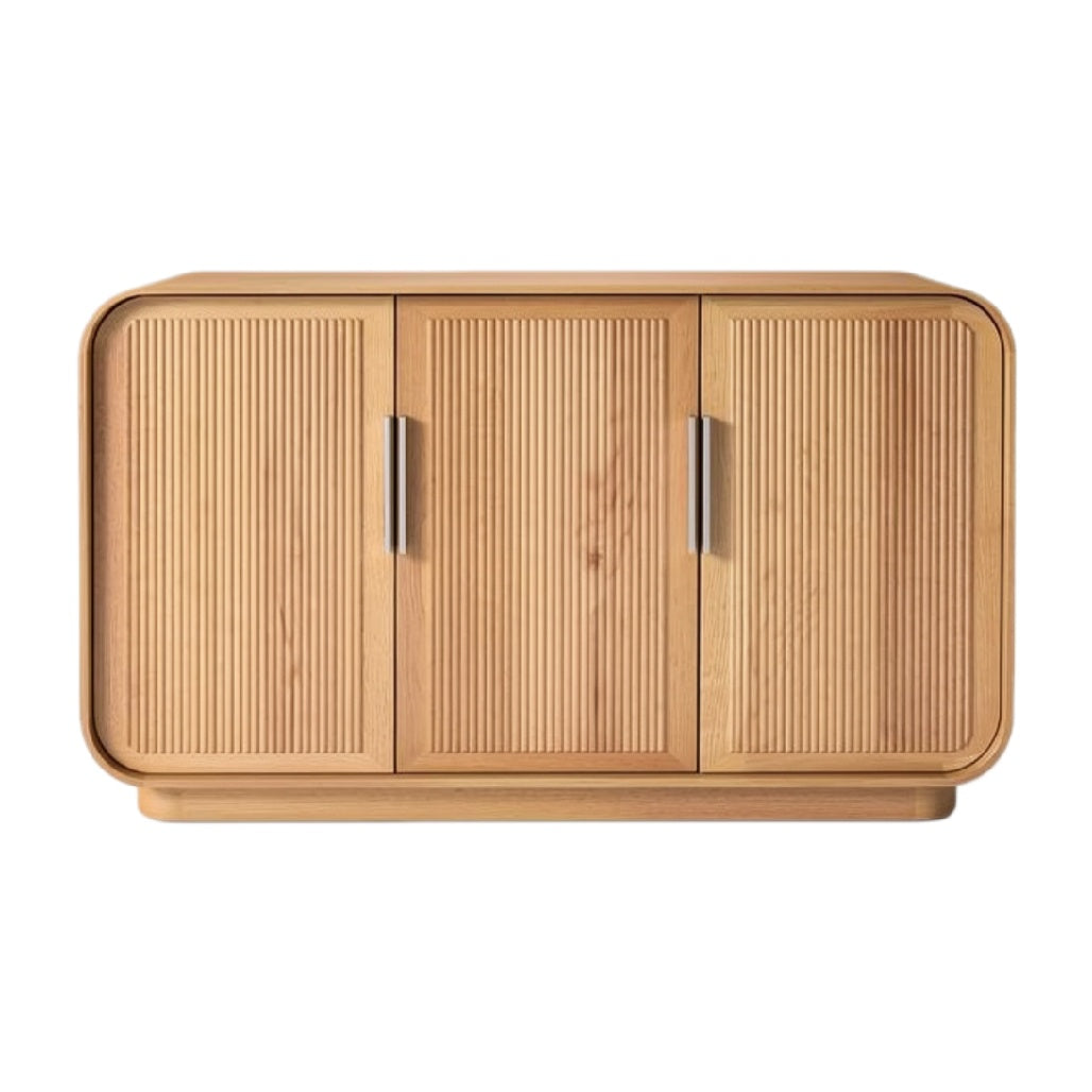 Moderne houten kast met drie deuren en geribbelde afwerking
