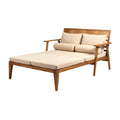Modern houten ligbed met comfortabele kussens en stijlvolle rugleuning.