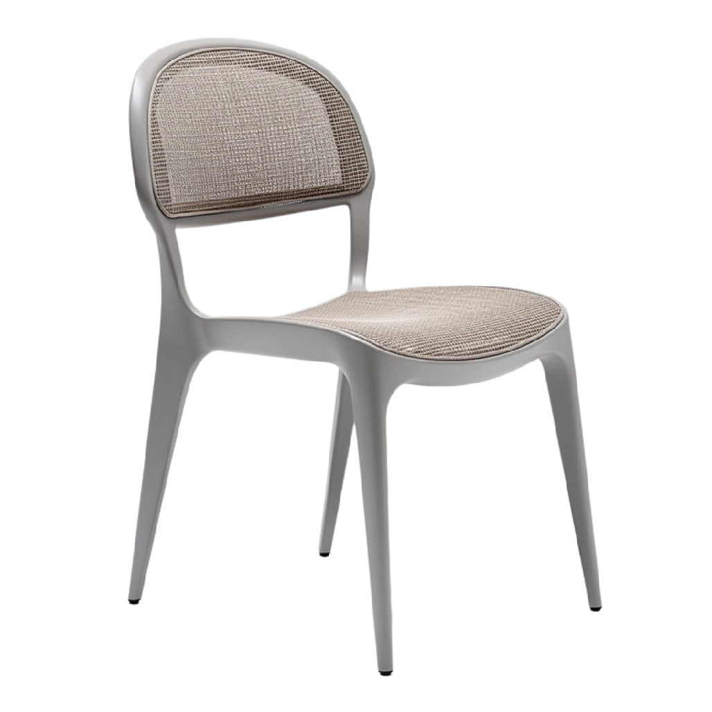 "Moderne Stoel met Wicker Zitting en Elegante Kunststof Bouw"